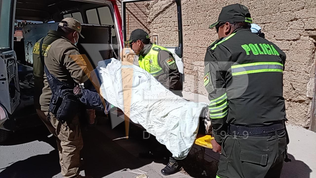 El cadáver es subido al vehículo de la morgue para la autopsia