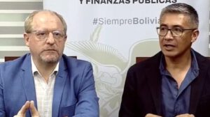 El ministro de Economía, José Gabriel Espinoza, junto al  viceministro de Autonomías, Adrián Oliva