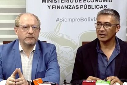El ministro de Economía, José Gabriel Espinoza, junto al  viceministro de Autonomías, Adrián Oliva