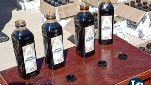 Detalle de las botellas de supuesto vinagre que contenían cocaína líquida