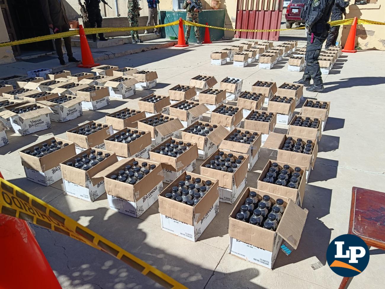 Parte de las 137 cajas incautadas que contenían la droga líquida