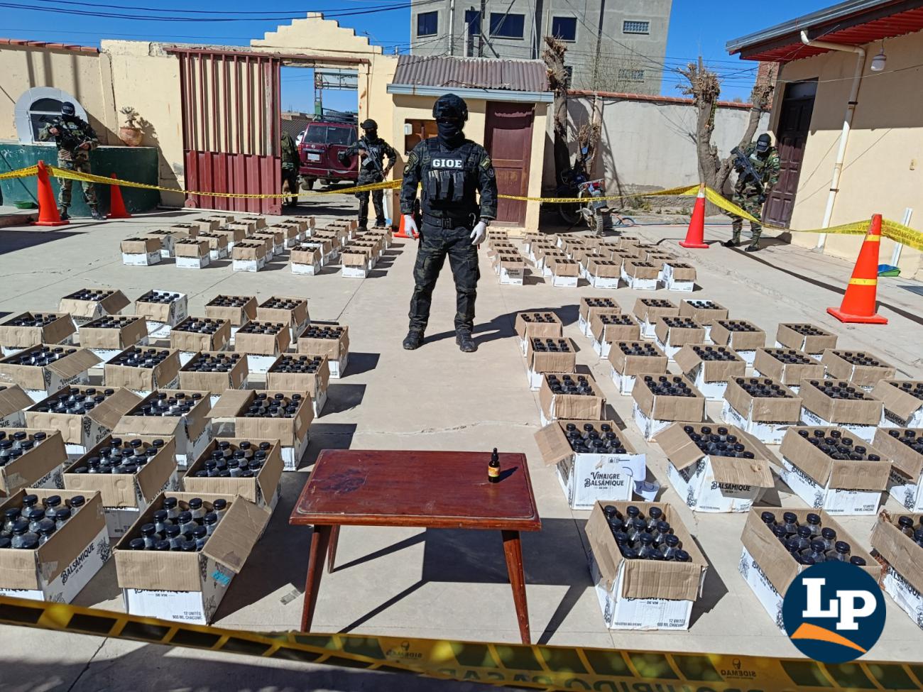 Efectivo del GIOE resguarda el cargamento de cocaína líquida