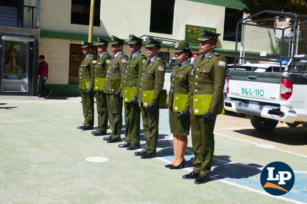 Los efectivos policiales reconocidos durante la ceremonia en Oruro