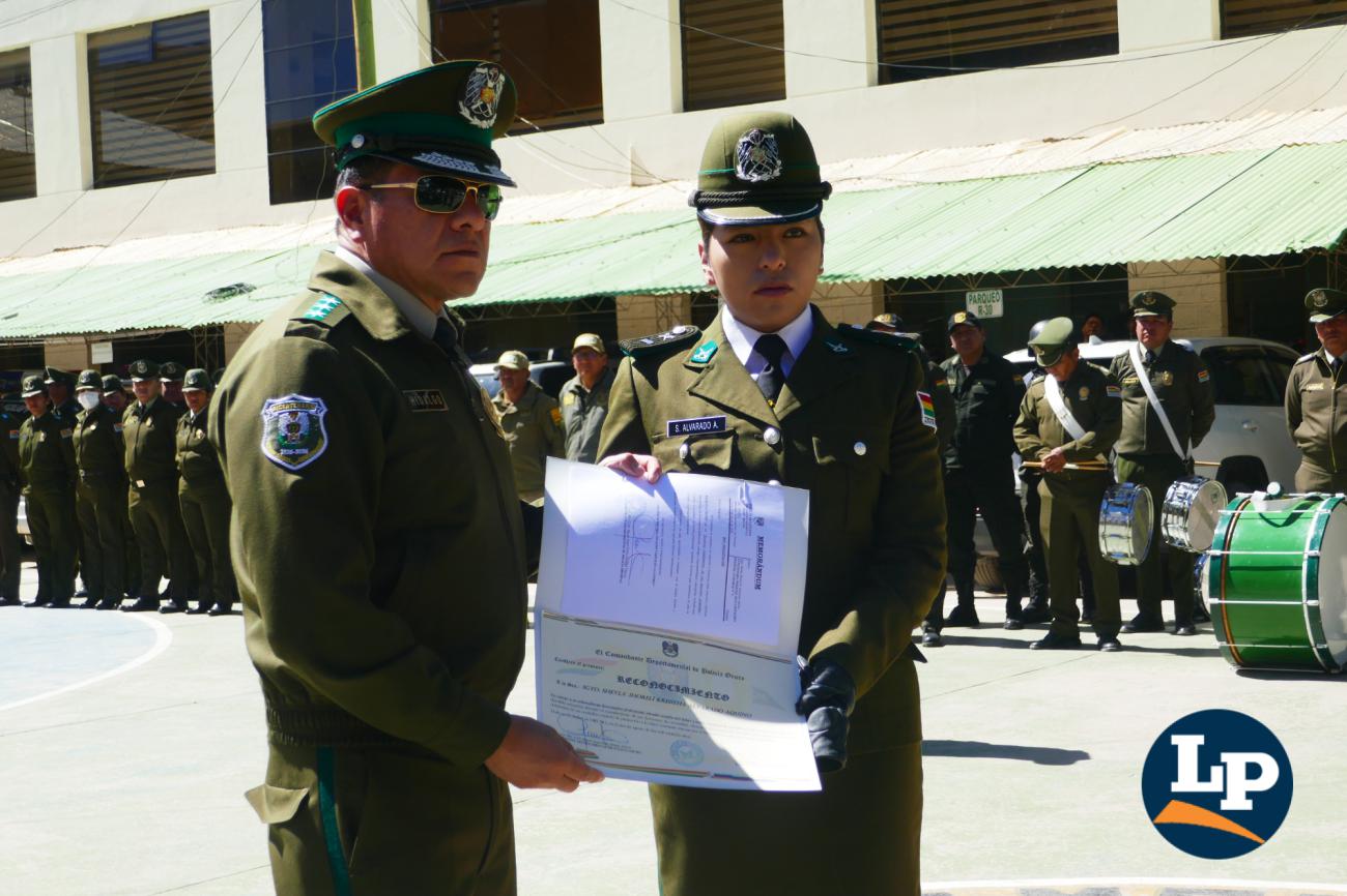 La Sgto. Sheyla Alvarado muestra el certificado otorgado por la Policía de Oruro