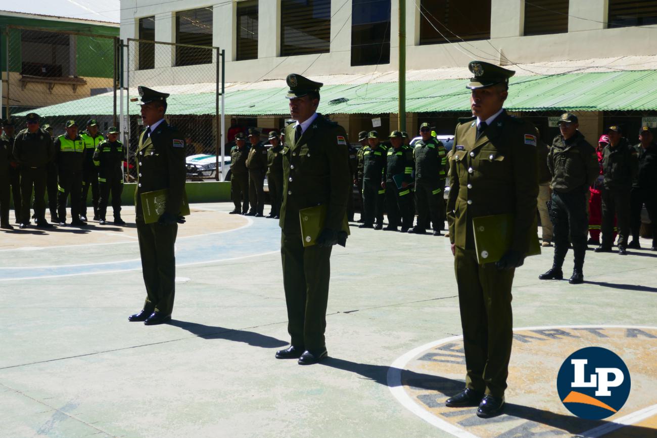 Policías condecorados durante el acto público de reconocimiento