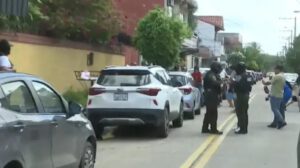 Policias y un grupo de personas