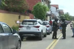 Policias y un grupo de personas