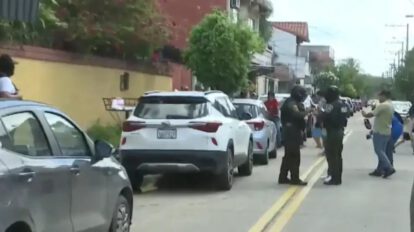 Policias y un grupo de personas
