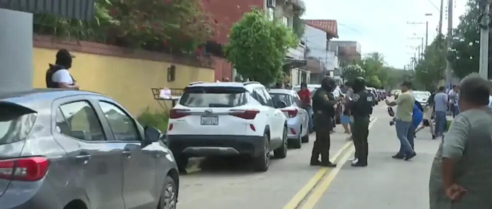 Policias y un grupo de personas