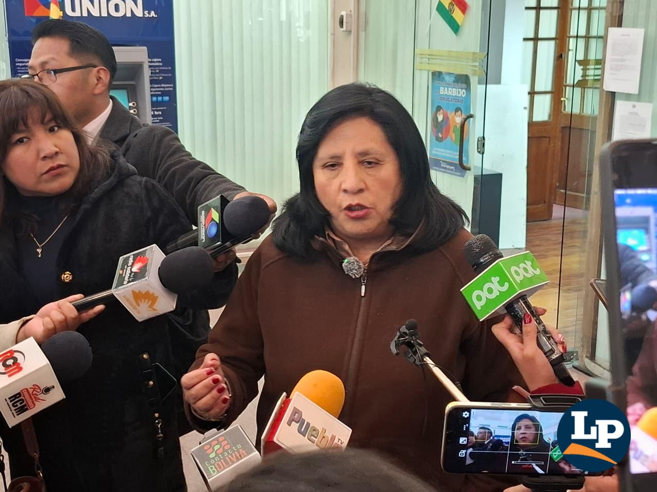 La diputada Bilbao en conferencia de prensa