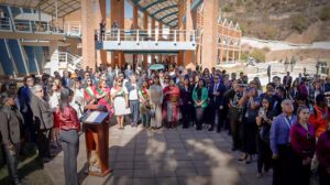La sesión comenzó con la iza de la bandera y la entonación del himno nacional