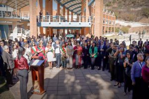 La sesión comenzó con la iza de la bandera y la entonación del himno nacional