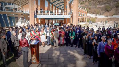 La sesión comenzó con la iza de la bandera y la entonación del himno nacional