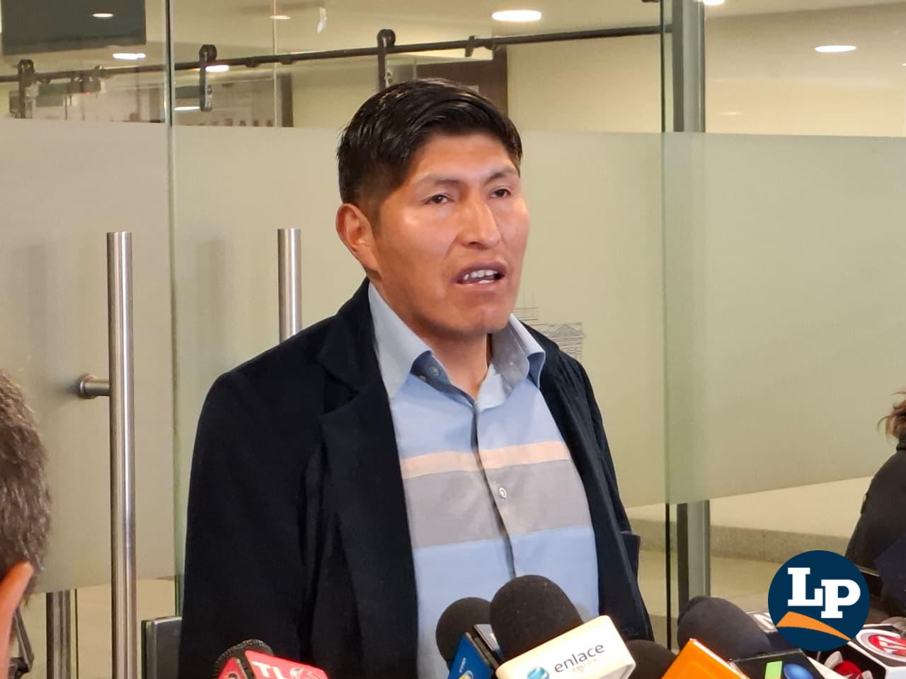El diputado Fernández en conferencia de prensa