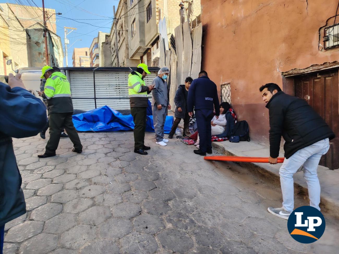 Personal médico auxilia a la peatón herida tras el hecho