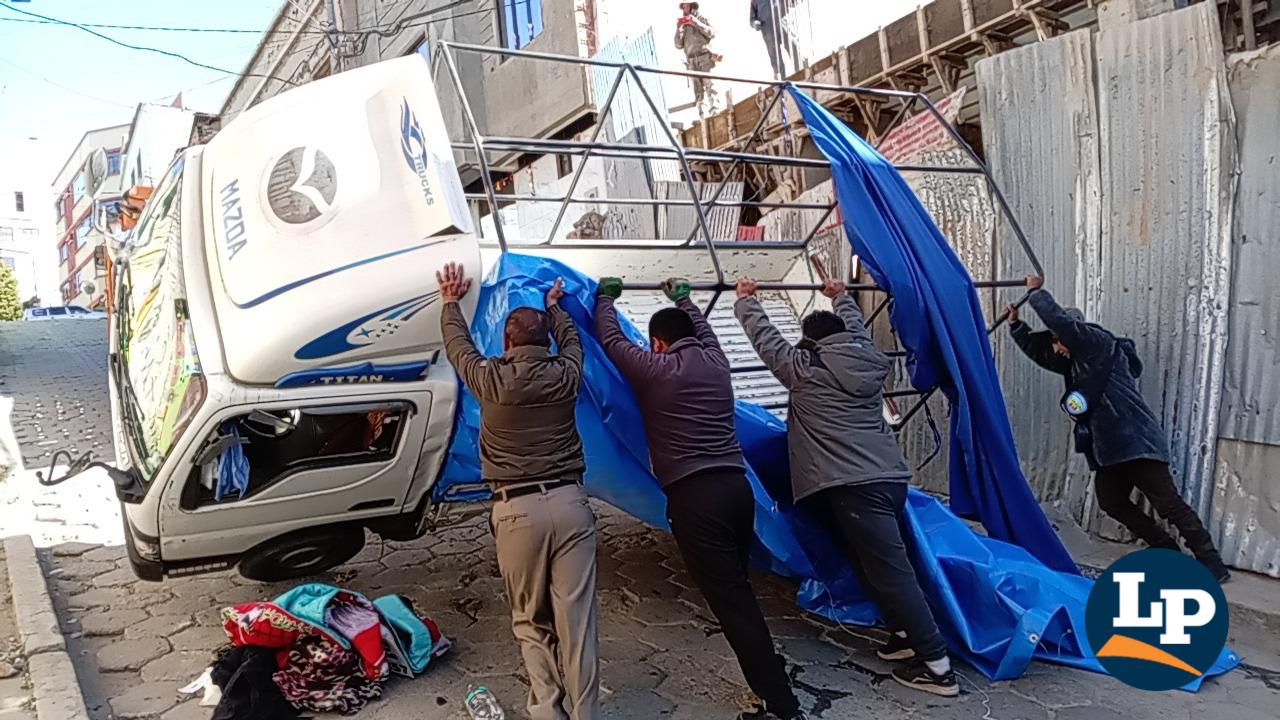Transeúntes ayudan en las labores tras el volcamientio del motorizado
