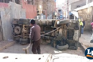 Trabajos de remolque para despejar la calle Caro