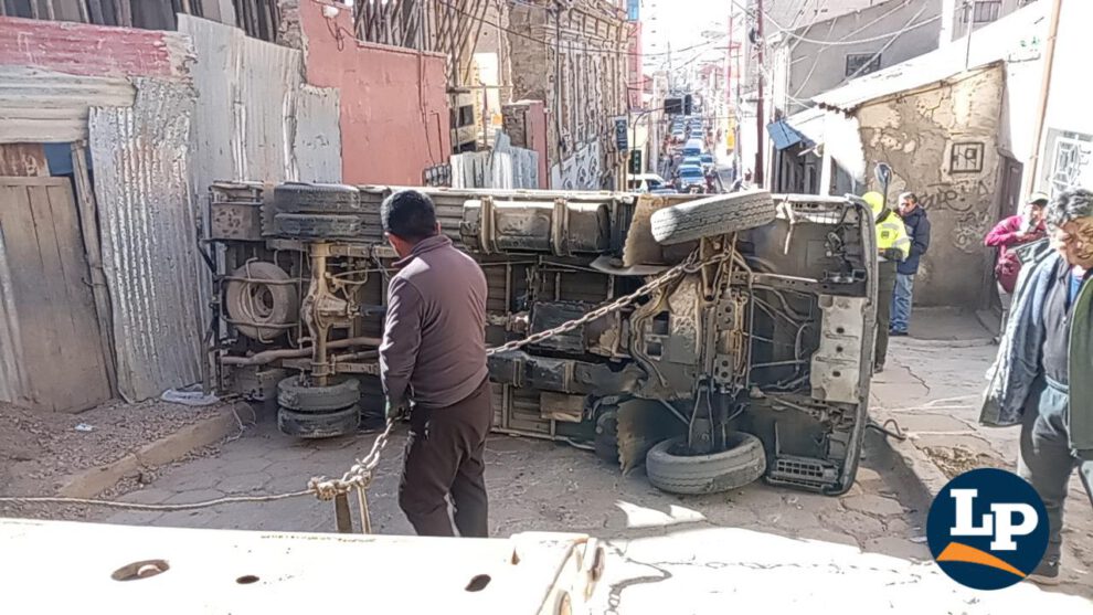 Trabajos de remolque para despejar la calle Caro