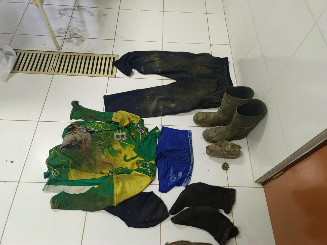 Prendas y botas de trabajo del minero fallecido