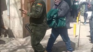 El sospechoso de estafa es trasladado por la policía