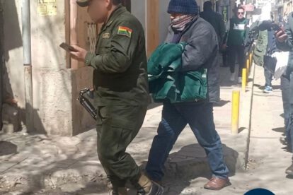 El sospechoso de estafa es trasladado por la policía