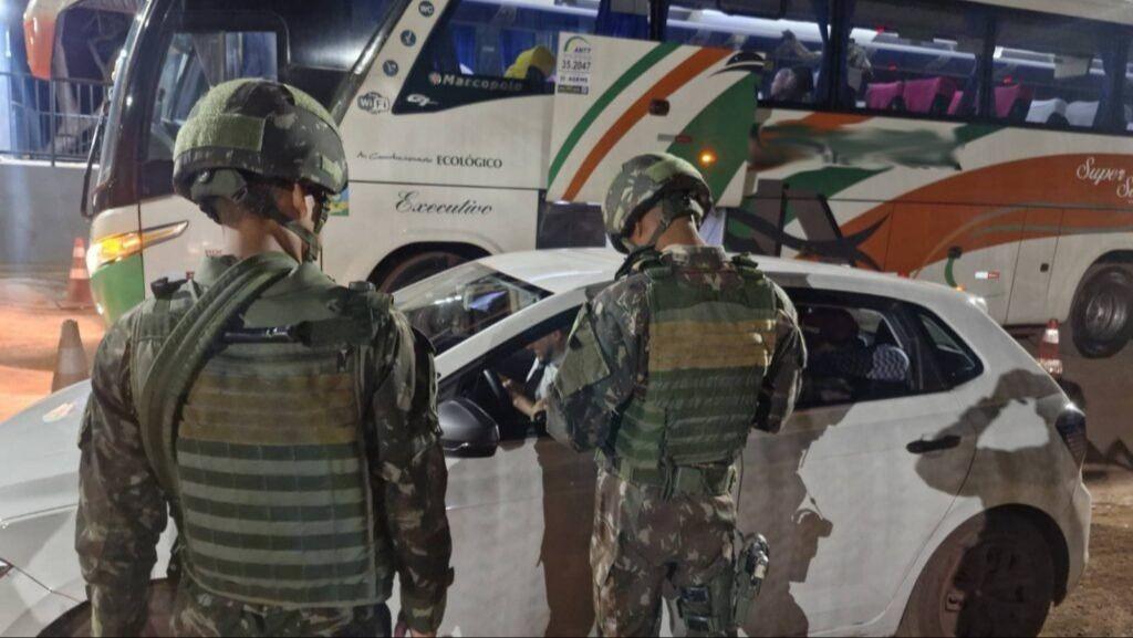 Militares brasileños realizando control vehicular en la frontera