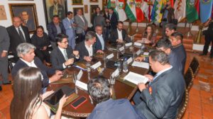 Los gobernadores, junto a autoridades del Ejecutivo, se reunieron en Sucre