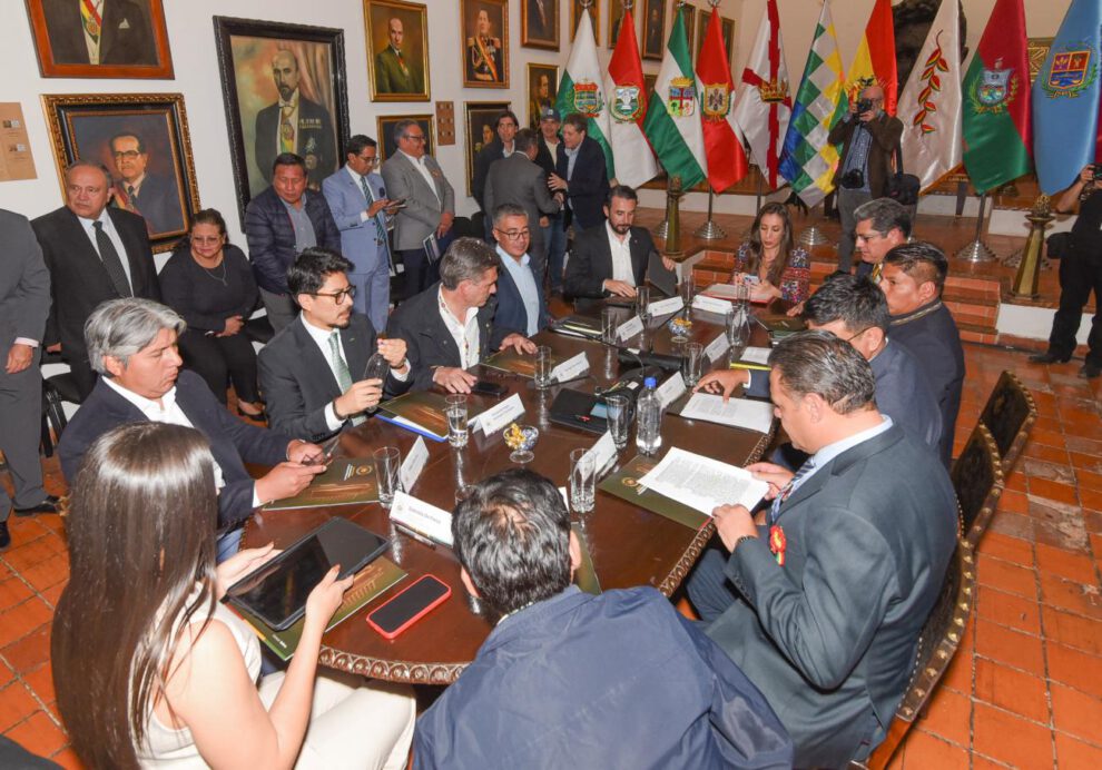 Los gobernadores, junto a autoridades del Ejecutivo, se reunieron en Sucre
