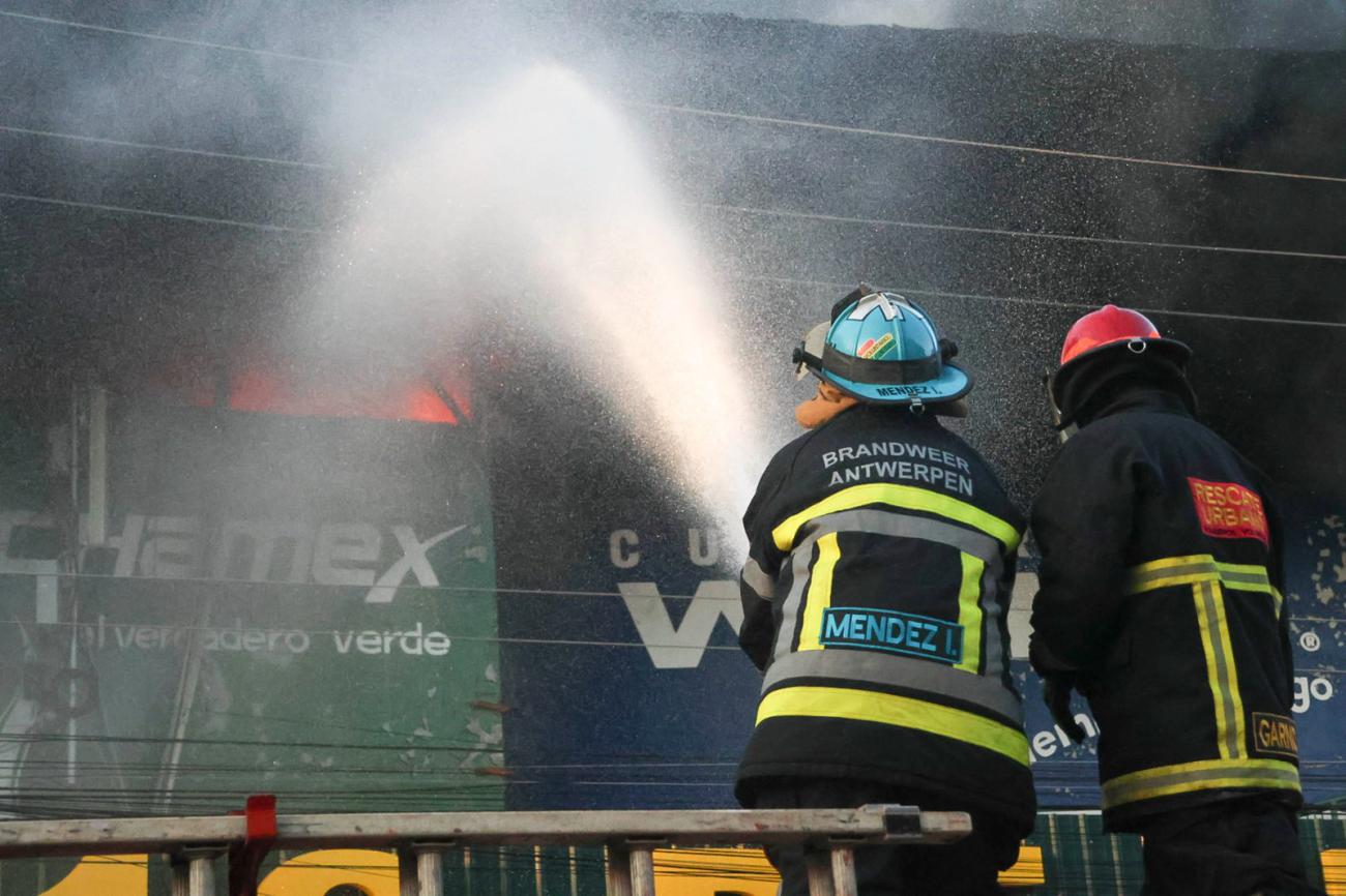 bomberos sofocando incendio