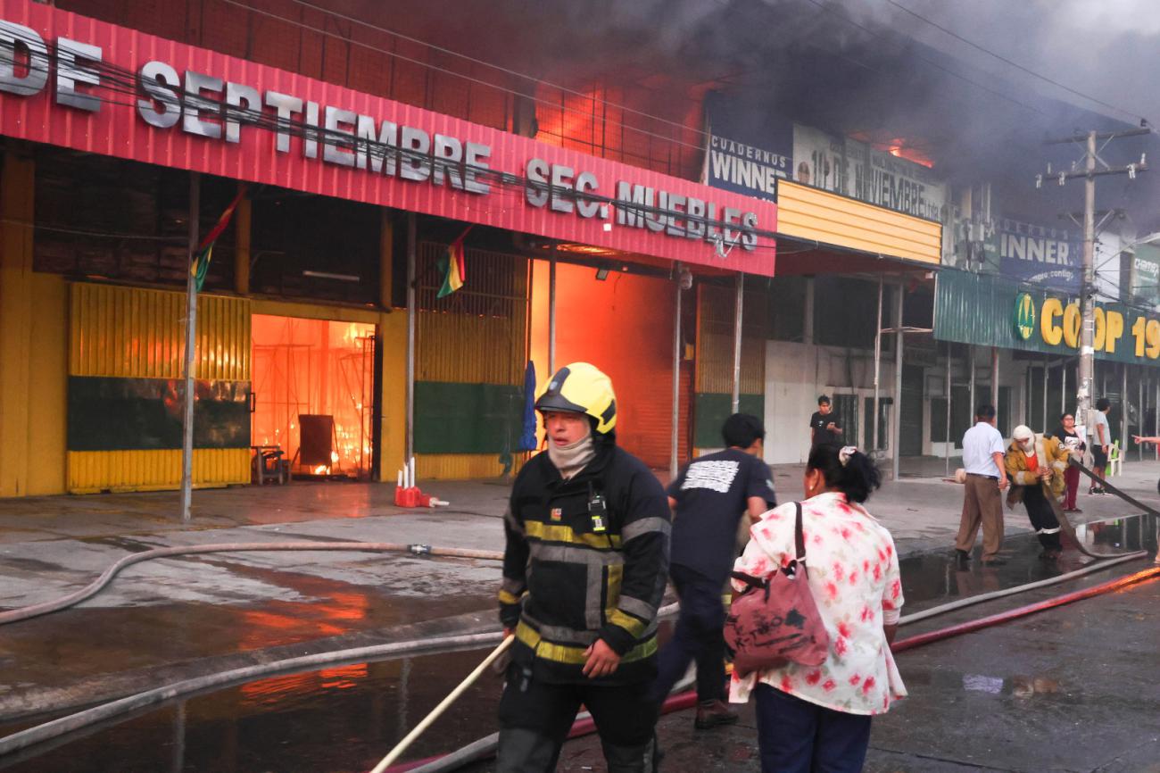 bomberos sofocando incendio