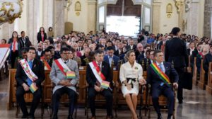 Autoridades y presidente Rodrigo Paz