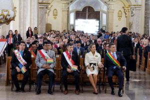 Autoridades y presidente Rodrigo Paz
