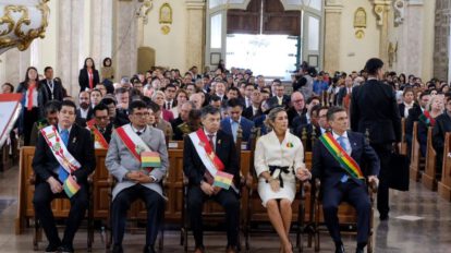 Autoridades y presidente Rodrigo Paz