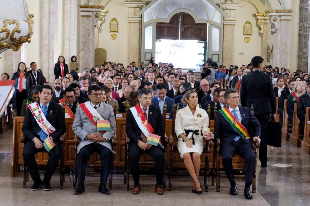 Autoridades y presidente Rodrigo Paz