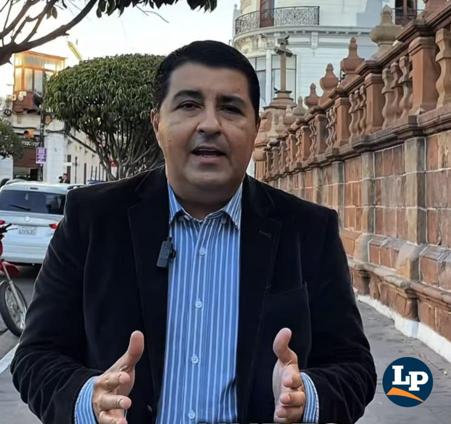 El senador Roca en conferencia de prensa