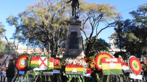 Ofrenda floral en Sucre en honor al 6 de agosto en Bolivia