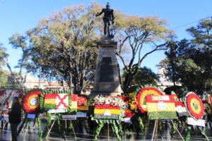 Ofrenda floral en Sucre en honor al 6 de agosto en Bolivia