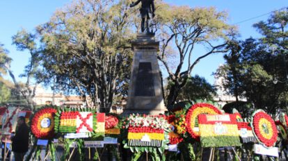 Ofrenda floral en Sucre en honor al 6 de agosto en Bolivia