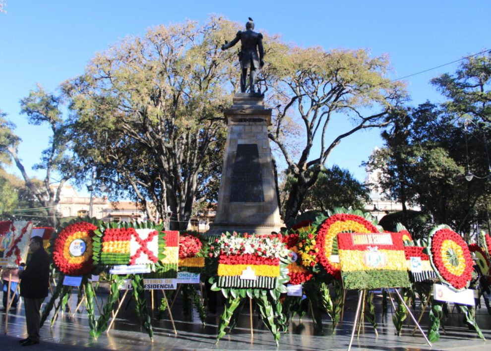 Ofrenda floral en Sucre en honor al 6 de agosto en Bolivia