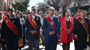 autoridades en desfile del 6 de agosto en Oruro