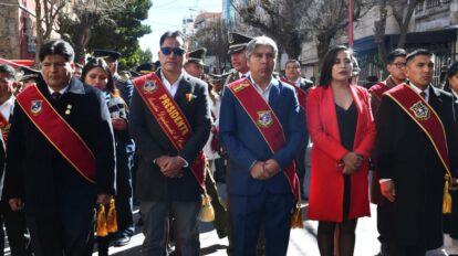 autoridades en desfile del 6 de agosto en Oruro