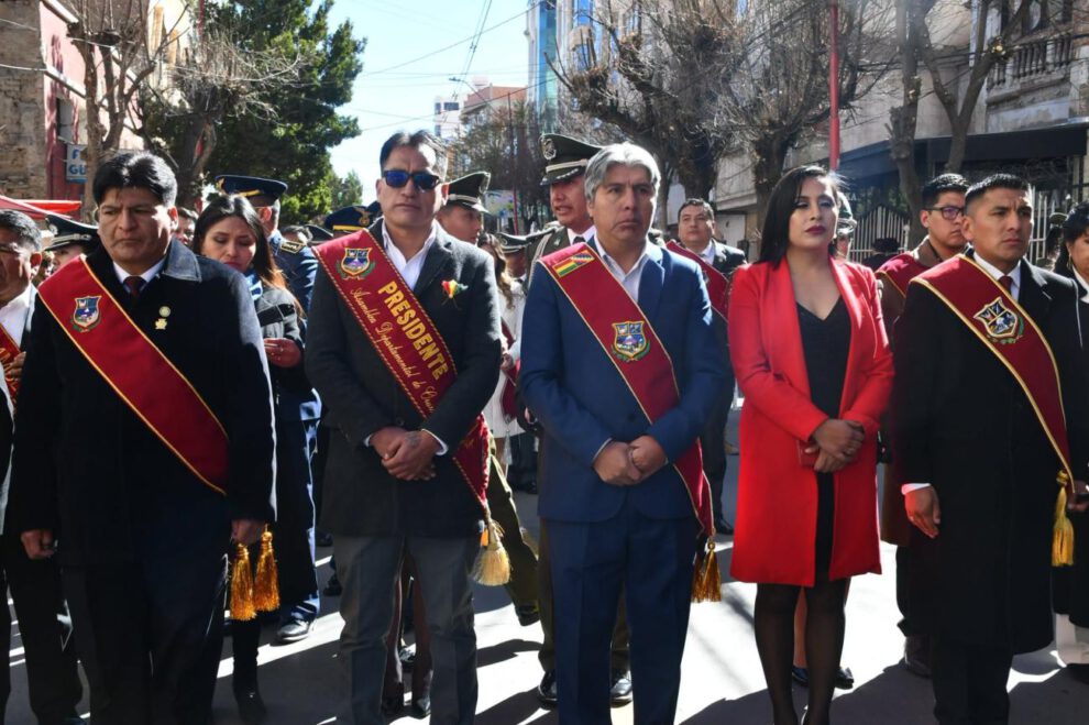 autoridades en desfile del 6 de agosto en Oruro