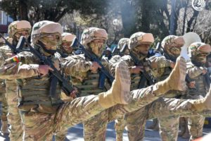 militares en desfile