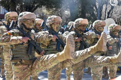 militares en desfile
