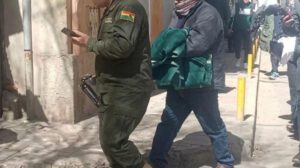 El sospechoso de estafa es trasladado por la policía