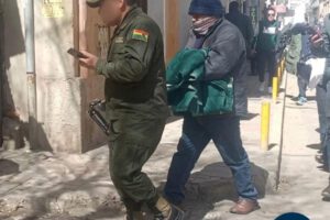 El sospechoso de estafa es trasladado por la policía
