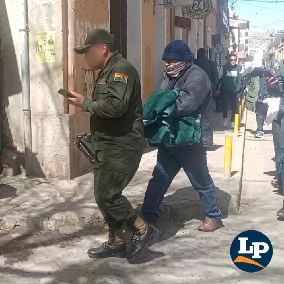 El sospechoso de estafa es trasladado por la policía