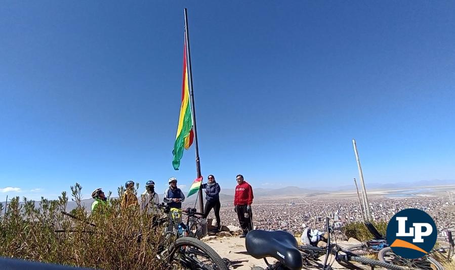 Iza bandera gigante