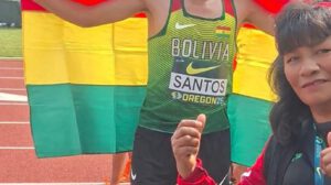 Imagen del atleta y su entrenadora