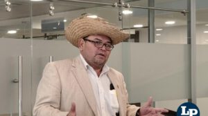 El senador Suárez en conferencia de prensa
